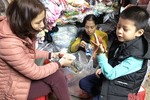 Nhiệt độ giảm mạnh, người dân Hà Tĩnh đổ xô đi mua đồ giữ ấm
