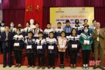Quỹ Khuyến học, khuyến tài Nguyễn Du trao gần 1 tỷ đồng cho giáo viên, học sinh Hà Tĩnh