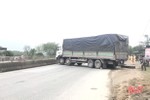 Không chấp hành hiệu lệnh CSGT Hà Tĩnh, tài xế cho xe tải chặn ngang QL 1A gây ách tắc giao thông