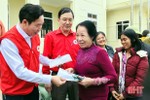 Trao 100 triệu đồng và tặng quà cho người dân xã vùng lũ Hương Sơn