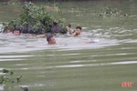 Bộ đội Hà Tĩnh thực hành vượt sông chiến đấu trong thời tiết lạnh giá