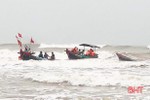 Cứu sống 2 ngư dân bị chìm thuyền trên vùng biển Hà Tĩnh
