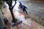 Video: “Cẩu tặc” liều lĩnh dùng súng điện bắn chó ngay giữa ban ngày