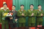 Trao thưởng phá vụ án, bắt 2 đối tượng lừa đảo qua facebook chiếm hơn 500 triệu đồng của người dân Hà Tĩnh