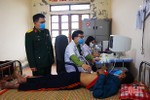 Bộ CHQS tỉnh Hà Tĩnh khám, cấp thuốc cho người dân vùng lũ