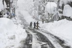 Tuyết rơi dày làm đảo lộn cuộc sống người dân Nhật Bản