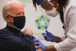 Tổng thống đắc cử Mỹ Joe Biden tiêm vaccine ngừa Covid-19 Pfizer-BioNTech