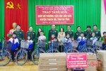Tặng 85 xe đạp và 250 bàn ghế cho học sinh vùng khó khăn ở Hà Tĩnh