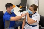 Nhân viên y tế Singapore tiêm vaccine ngừa Covid-19