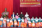 Thứ trưởng Bộ LĐ-TB&XH trao các phần quà cho người dân Nghi Xuân