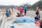 Chợ hải sản tự phát cản trở giao thông trên đường ven biển Hà Tĩnh
