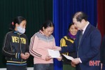 Chủ nhiệm Ủy ban Khoa học, Công nghệ và Môi trường của Quốc hội tặng quà tết cho người dân Hà Tĩnh