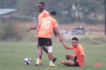 Hồng Lĩnh Hà Tĩnh tập luyện vui vẻ trên sân Phú Thọ - TP Hồ Chí Minh