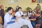 Khám, cấp thuốc miễn phí cho 300 người ở Thạch Hà