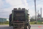 Tái diễn cảnh công nhân đu bám sau xe chở rác chạy trên QL 1A ở Hà Tĩnh