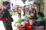 Đi chợ nông thôn Hà Tĩnh, nhiều người quên đeo khẩu trang phòng dịch Covid-19