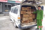 Tháo hết ghế xe khách 16 chỗ để chở lượng lớn gỗ lậu từ Quảng Bình ra Hà Tĩnh