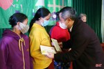 Chủ tịch UBND tỉnh Trần Tiến Hưng tặng quà tết cho bà con vùng thượng Kỳ Anh