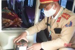 CSGT Công an Hà Tĩnh bắt đối tượng vận chuyển 7kg pháo trên xe khách