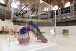 Messi bán đấu giá đôi giày kỷ lục để gây quỹ từ thiện