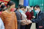 Trao 100 suất quà, bàn giao 6 nhà tình nghĩa cho hộ dân khó khăn ở Vũ Quang