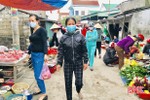Đi chợ quê ngày tết, người dân Hà Tĩnh không quên đeo khẩu trang