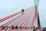 Bất chấp nguy hiểm, nhiều người “seo phì” trên cây cầu nối Nghệ An - Hà Tĩnh vừa hoàn thành