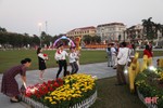 Người dân không đeo khẩu trang khi vui chơi tại Quảng trường TP Hà Tĩnh