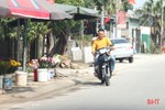 Nhiều người dân TP Hà Tĩnh “quên” đội mũ bảo hiểm khi ra đường ngày tết