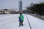 Người dân Texas, Mỹ co ro trong bão tuyết kỷ lục