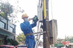 Ra quân xử lý cáp viễn thông gây mất an toàn trên lưới điện ở TP Hà Tĩnh