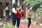 Nhiều người dân Hà Tĩnh "quên" đeo khẩu trang khi đi lễ chùa, du xuân 
