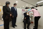 Người dân Hàn Quốc đi tiêm vaccine ngừa Covid-19
