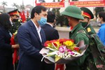 Bí thư Tỉnh ủy Hà Tĩnh Hoàng Trung Dũng dự lễ giao quân tại huyện Thạch Hà