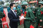 Phó Bí thư Thường trực Tỉnh ủy Trần Thế Dũng dự lễ giao quân tại TP Hà Tĩnh