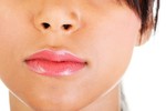 Mẹo giúp bạn có đôi môi hồng căng bóng tự nhiên