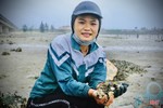 Xem phụ nữ miền biển Hà Tĩnh đục đá tìm hàu