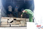 Bắt giữ xe tải vận chuyển 10m³ gỗ không rõ nguồn gốc qua Hà Tĩnh