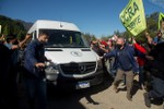 Xe chở Tổng thống Argentina bị người biểu tình tấn công