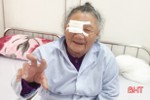 Phẫu thuật đục thủy tinh thể mang lại ánh sáng cho cụ bà 101 tuổi ở Hà Tĩnh