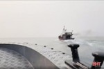 Lực lượng chức năng đuổi bắt tàu giã cào trên vùng biển Hà Tĩnh