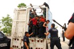 Mexico phát hiện hơn 300 người di cư nhồi nhét trong thùng xe tải tìm đường đến Mỹ
