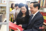 Phó Giáo sư, Tiến sỹ Nguyễn Quang Liệu trao tặng sách và quỹ khuyến học cho xã Thạch Trị
