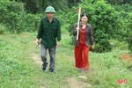 Vợ chồng nông dân miền núi Hà Tĩnh thay đổi cuộc sống nhờ đồi hoang