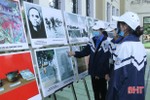 Cán bộ Bảo tàng Xô Viết Nghệ Tĩnh nói chuyện truyền thống với học sinh Hà Tĩnh