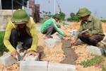 Người dân “quên” ngày nghỉ xây dựng xã nông thôn mới nâng cao ở Hà Tĩnh