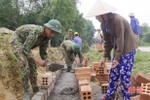 Hơn 100 cán bộ, chiến sỹ giúp xã miền núi Hà Tĩnh làm nông thôn mới