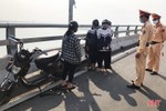 Xử phạt nhiều học sinh vi phạm giao thông trên cầu Cửa Hội