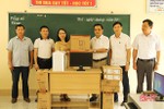 Người con xa quê tặng 5 bộ máy tính cho học sinh Cổ Đạm