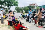 Bán hải sản chiếm lề quốc lộ 15B ở Hà Tĩnh